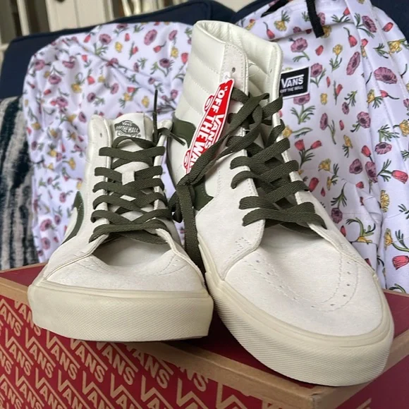 Vans Women’s Sk8-Hi
Vintage Pop Marshmallow/True White 
VN0A4BVTR2S
Sneakers - Picture 8 of 16